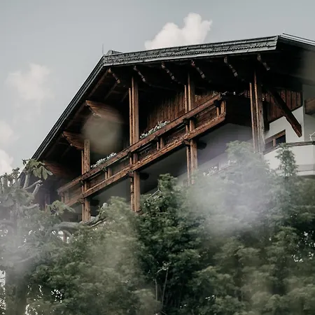 Alpenappartements Cristall 아파트